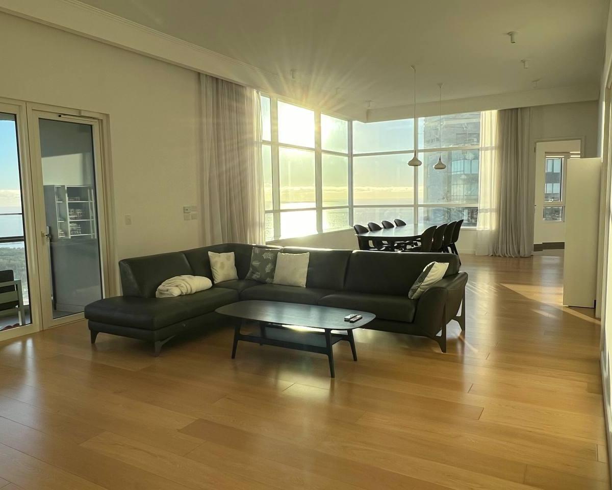 Four-bedroom half-floor apartment in Puerto Madero