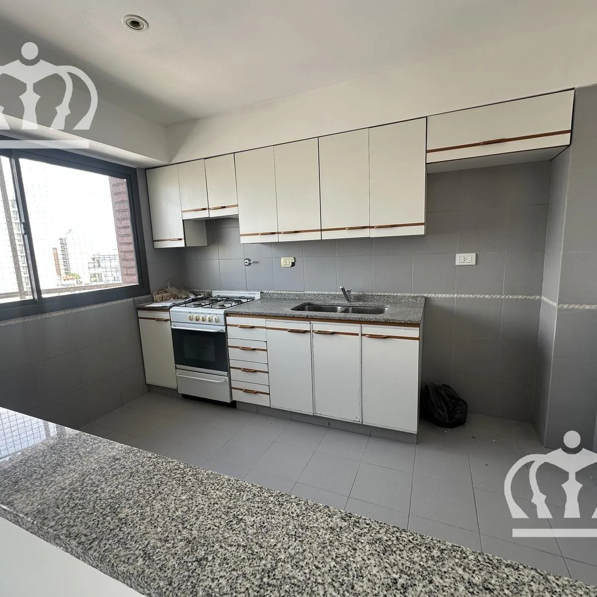 Apartamento de dois ambientes com varanda na rua em Lanús Este