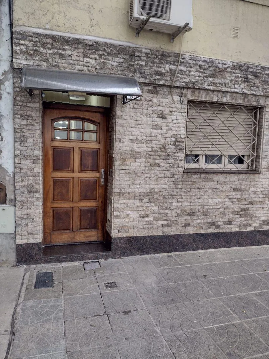 Apartamento de três ambientes de frente no 3º andar em Mataderos