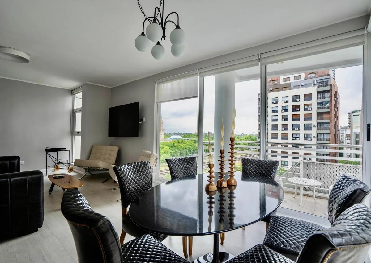 2 dormitorios con balcón y amenities