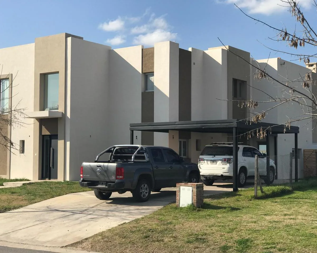 Casa de 3 dormitórios para aluguel anual em El Cantón, Escobar