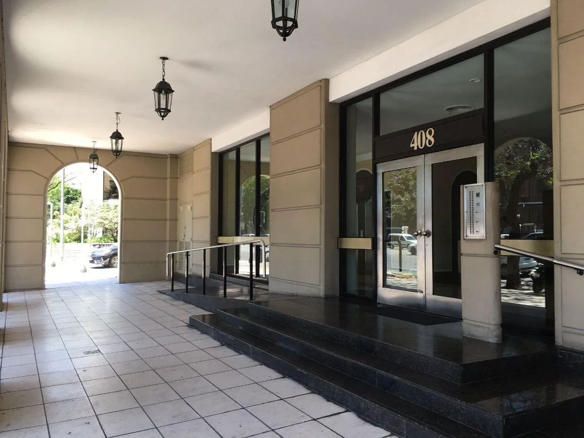 Четырёхкомнатная квартира с видом на дворцовые сады и реку в Retiro