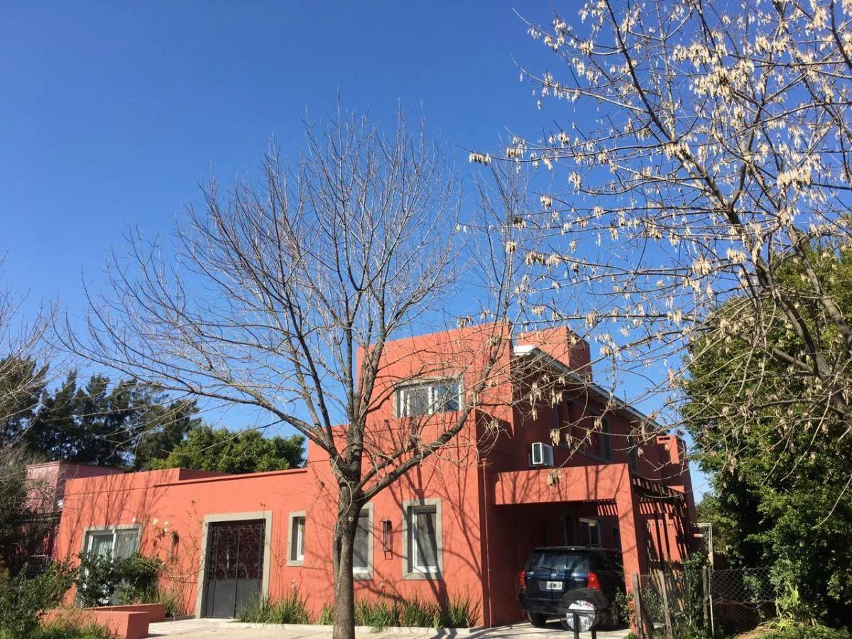 Four-bedroom house with en-suite ground-floor suite in Tigre