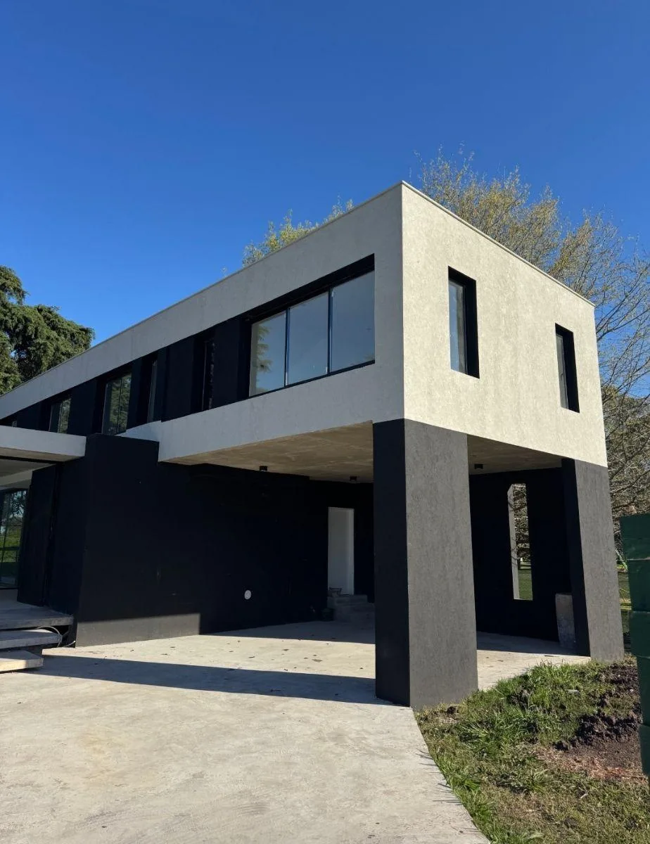 New house with 5 bedrooms overlooking the lagoon in La Cándida Country Club