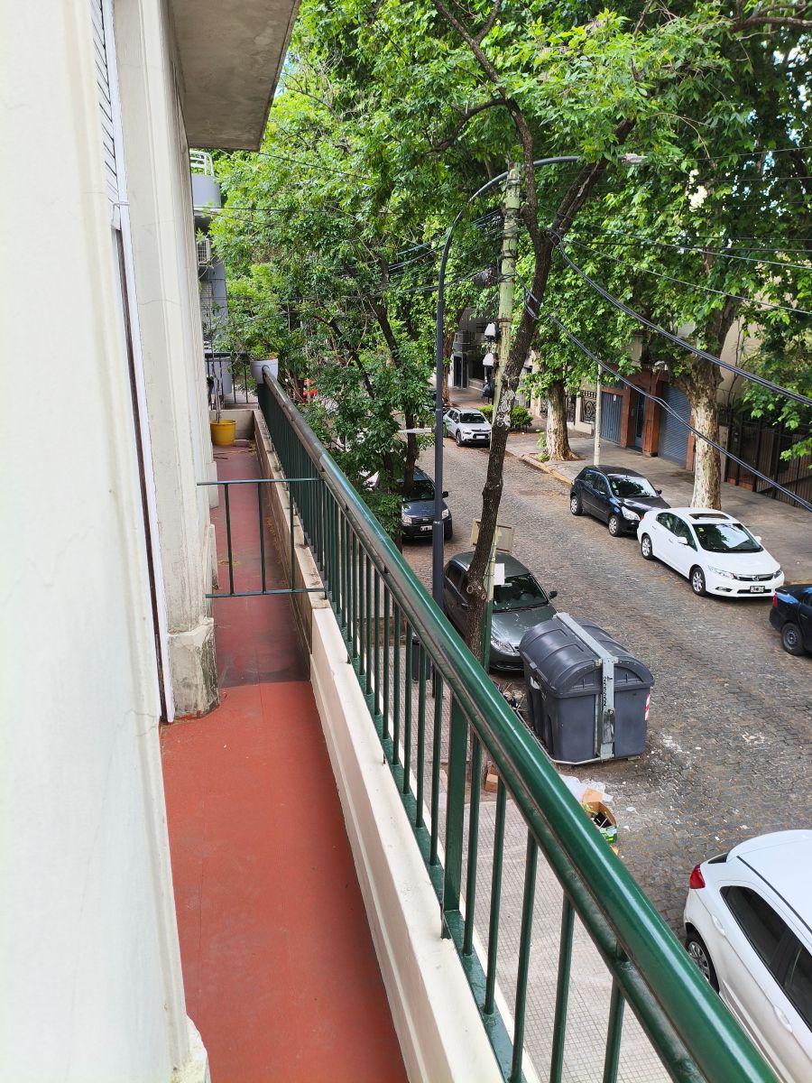 Apartamento de três ambientes no 1º andar por escada em Colegiales