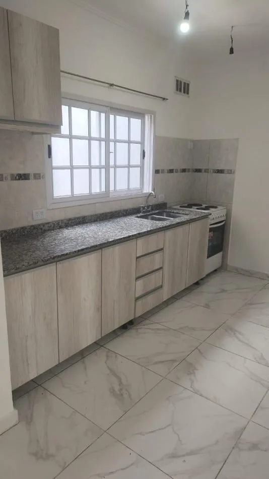 Apartamento de quatro ambientes com 3 quartos em Villa Celina