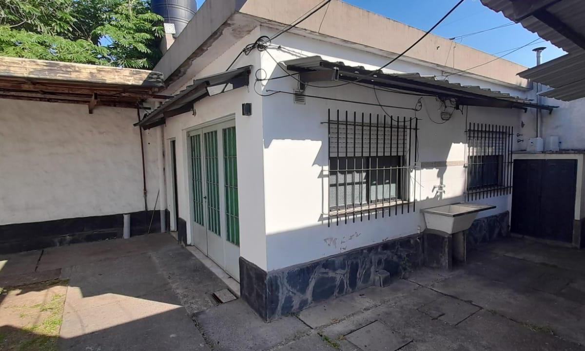 Casa em PH com 1 dormitório em Ituzaingó Norte