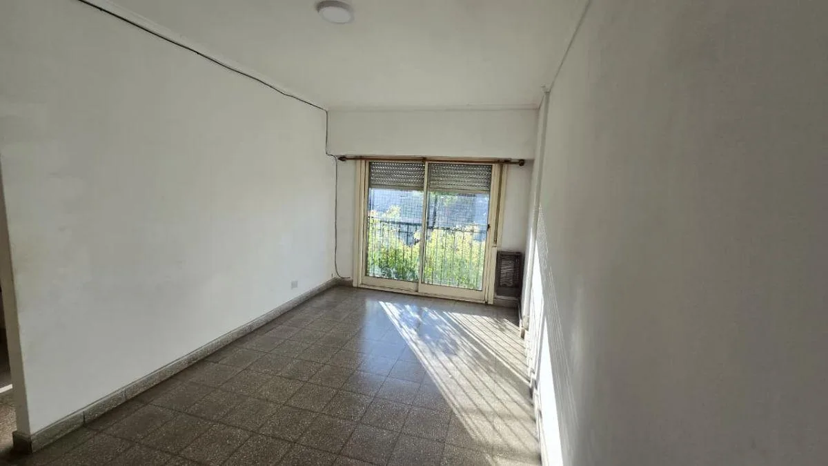 Amplio Departamento de 2 Ambientes Al Frente – Cuarto Piso | Luminoso y Funcional