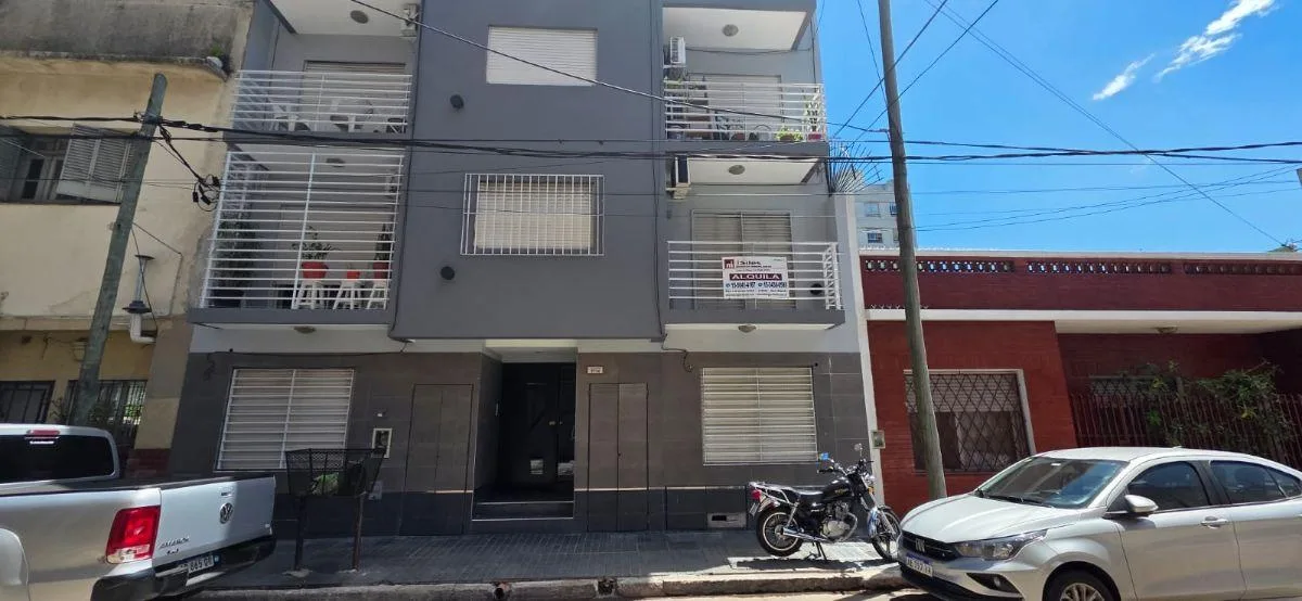 Двухкомнатная полуэтажная квартира с балконом в Villa Devoto