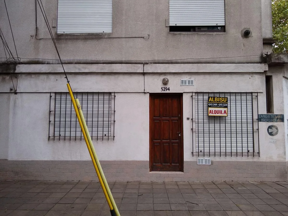 Apartamento térreo com 1 dormitório e pátio em Lanús