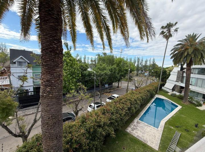 Furnished three-bedroom apartment in Victoria with garden, pool and solarium