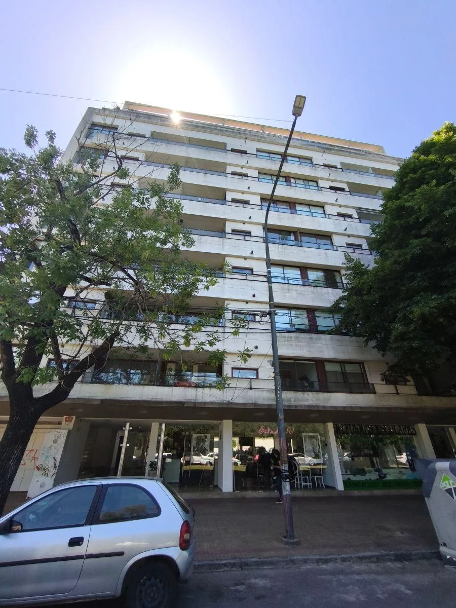 Apartamento de 2 dormitórios com vaga coberta em La Plata