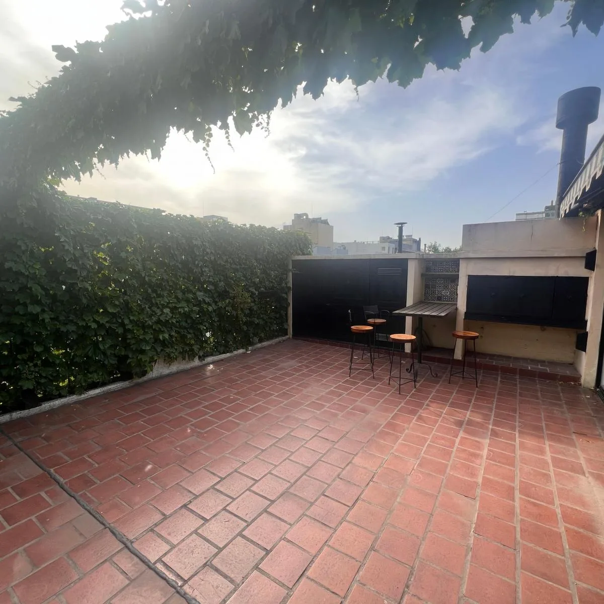 Casa de 4 dormitorios en Villa Urquiza con cochera, patio, terraza y parrilla