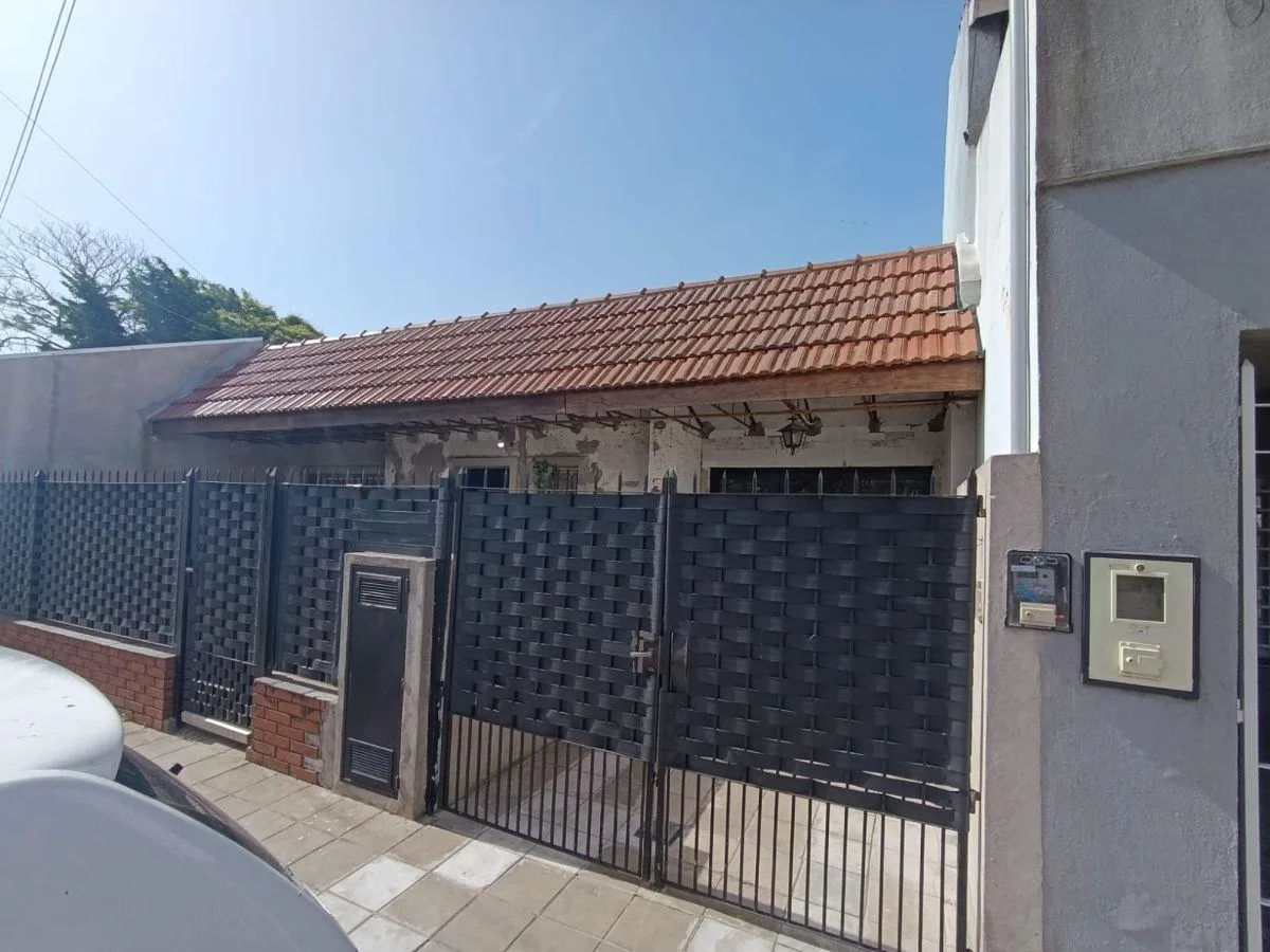 Three-bedroom PH-style house in Lomas de Zamora