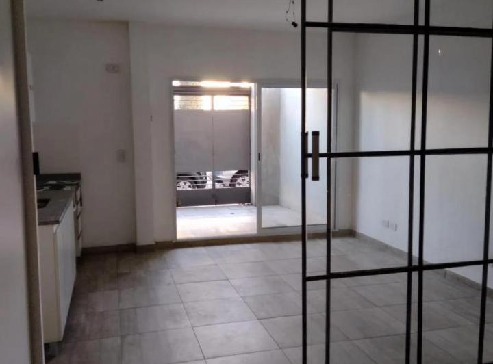 Monoambiente divisible con patio en Villa del Parque