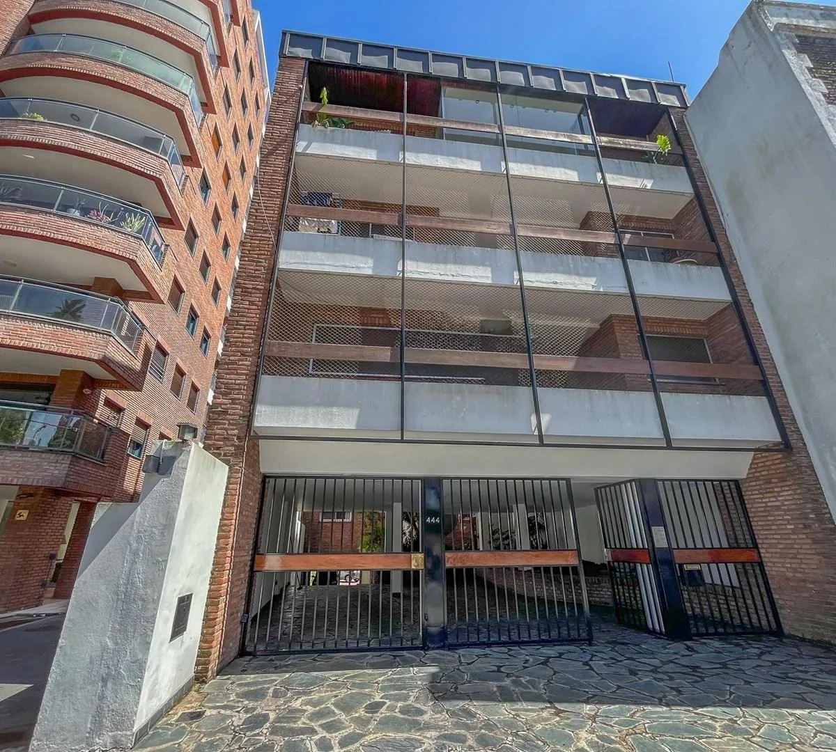 Трёхкомнатная квартира в Acassuso с двумя спальнями и крытым парковочным местом