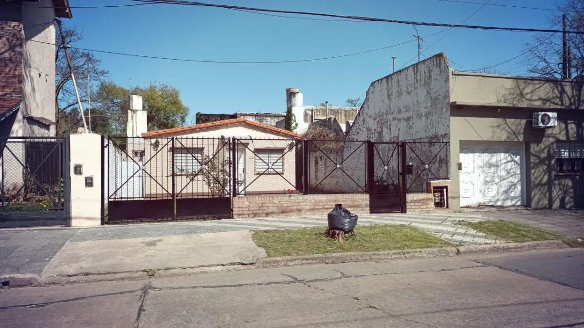 Alquiler Monte Grande Casa de 2 Dorm. Jardin y Espacio de Estacionamiento