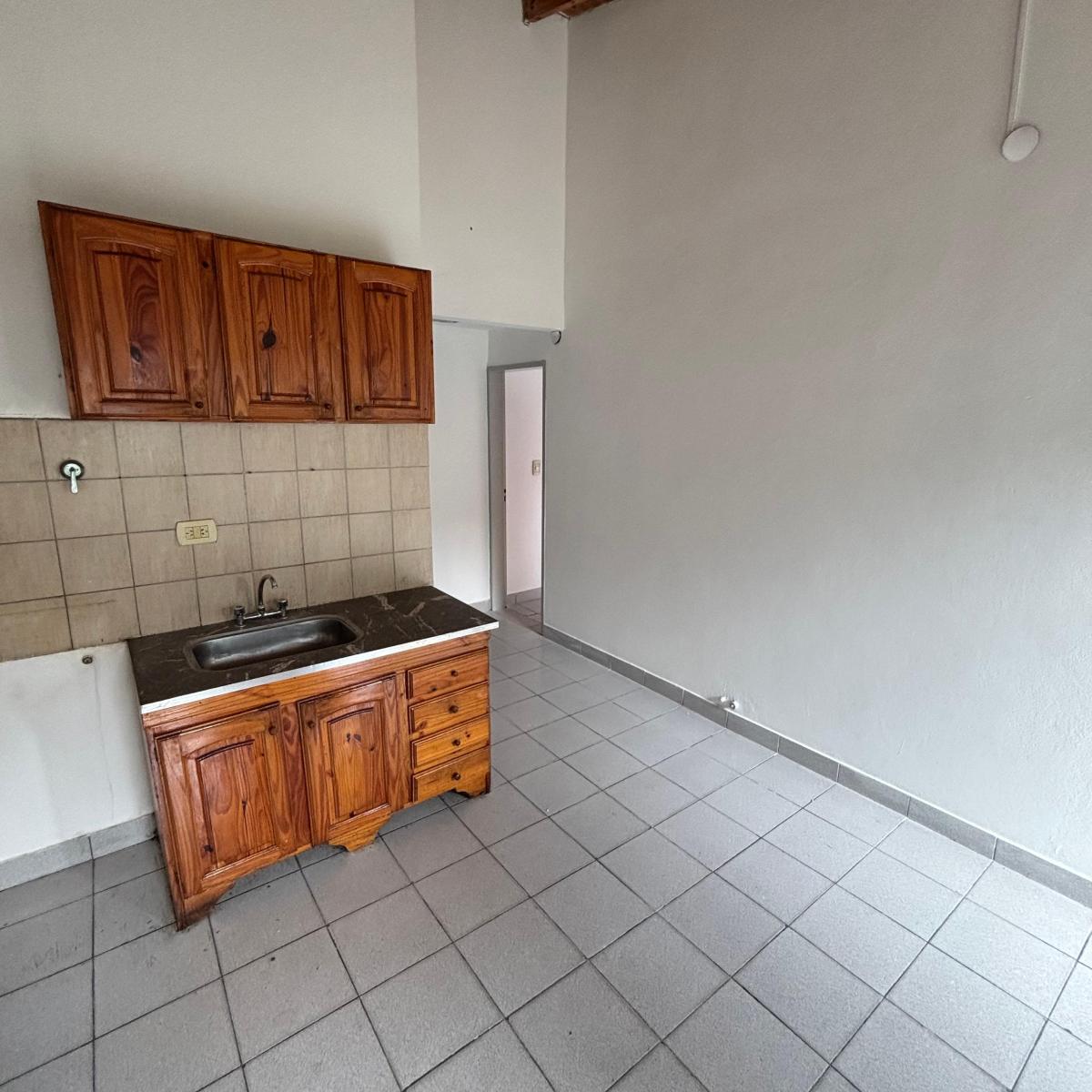 Трёхкомнатная квартира с балконом на улицу в Tres de Febrero