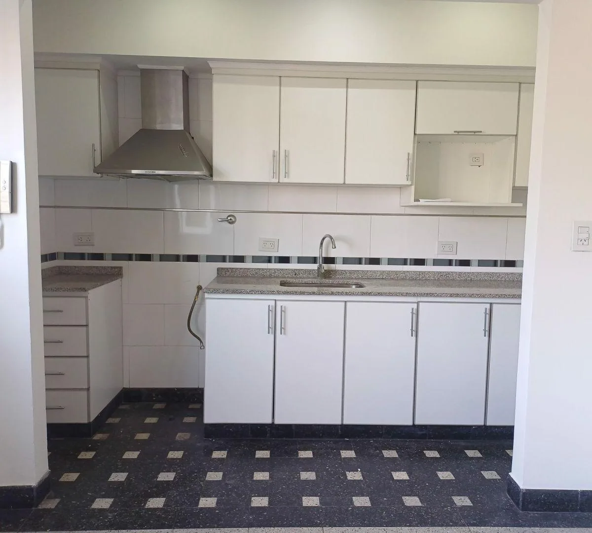 Departamento de 4 ambientes con balcón en Lanús