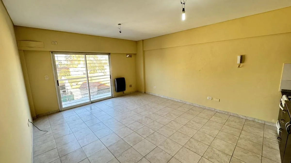 Studio apartment with street-facing balcony in Lanús