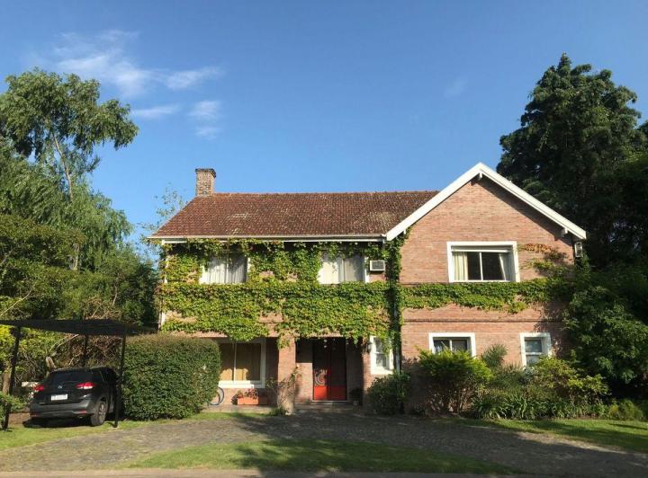 Four-bedroom house with garden and grill in San Fernando gated community