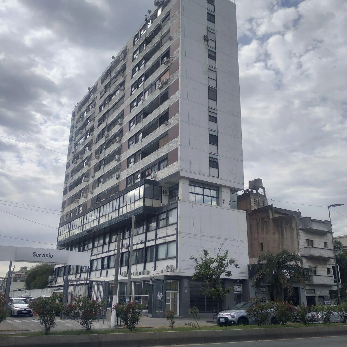 Apartamento de três dormitórios de frente em Lanús