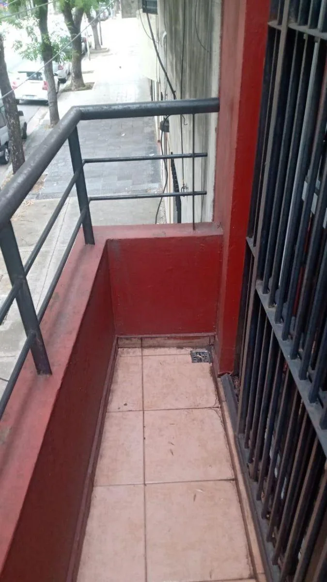 Monoambiente al frente con balcón en Parque Avellaneda