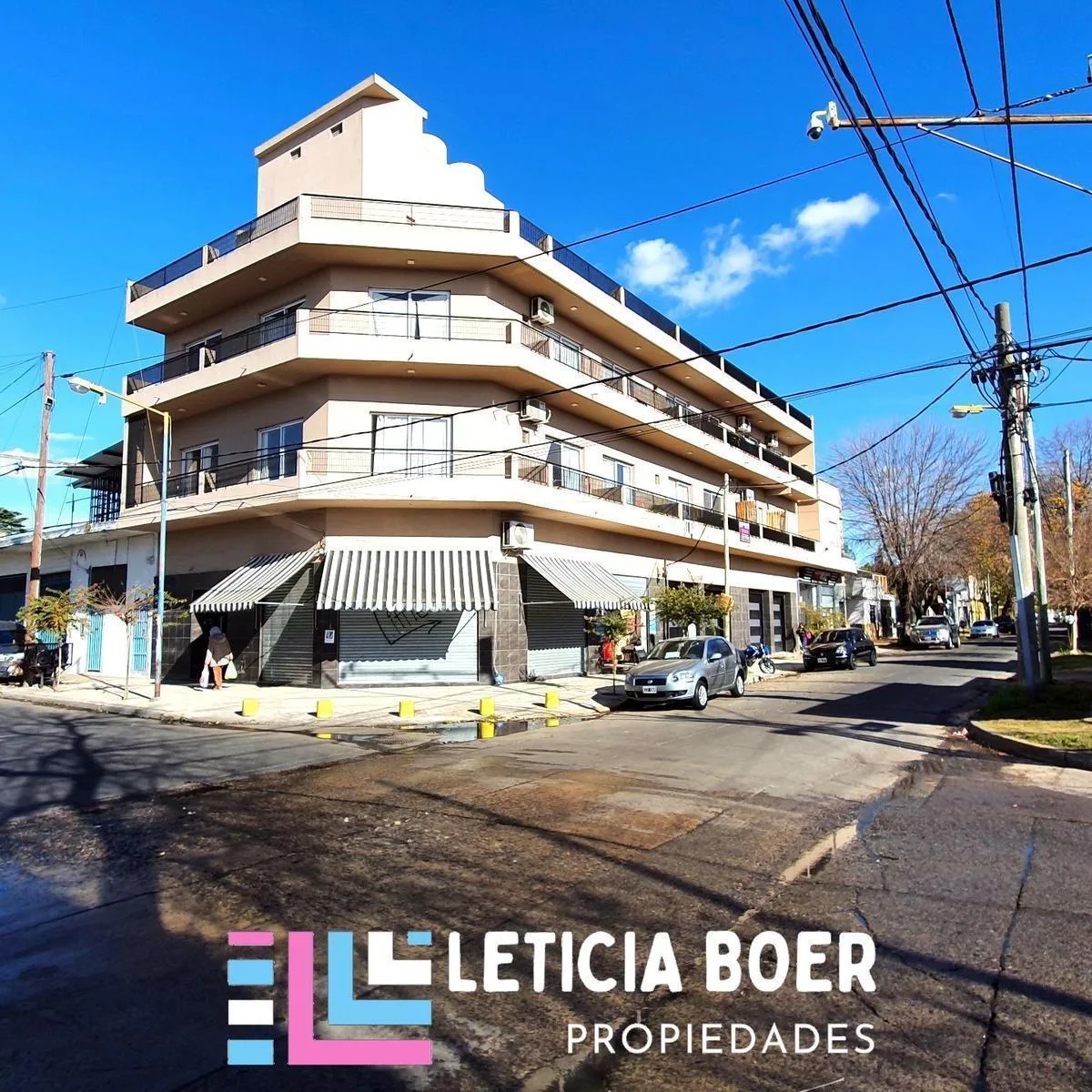 Departamento en esquina con balcón en Villa Ballester