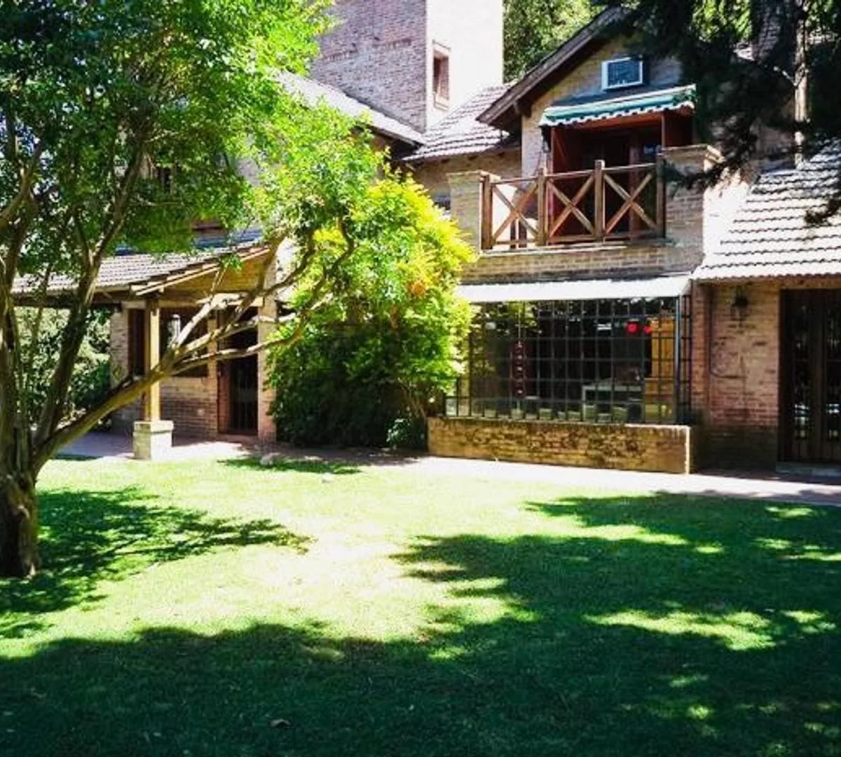 Casa com 4 dormitórios, 300 m² cobertos e piscina em Tigre