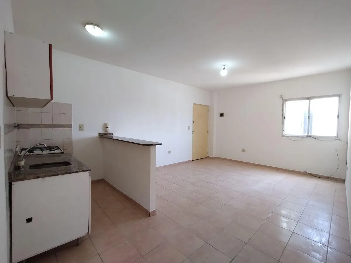 Apartamento de dois ambientes com varanda em Liniers