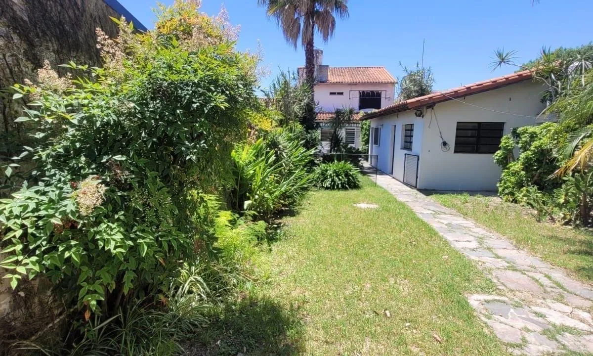 Casa em dois pavimentos em Olivos com departamento de 2 ambientes
