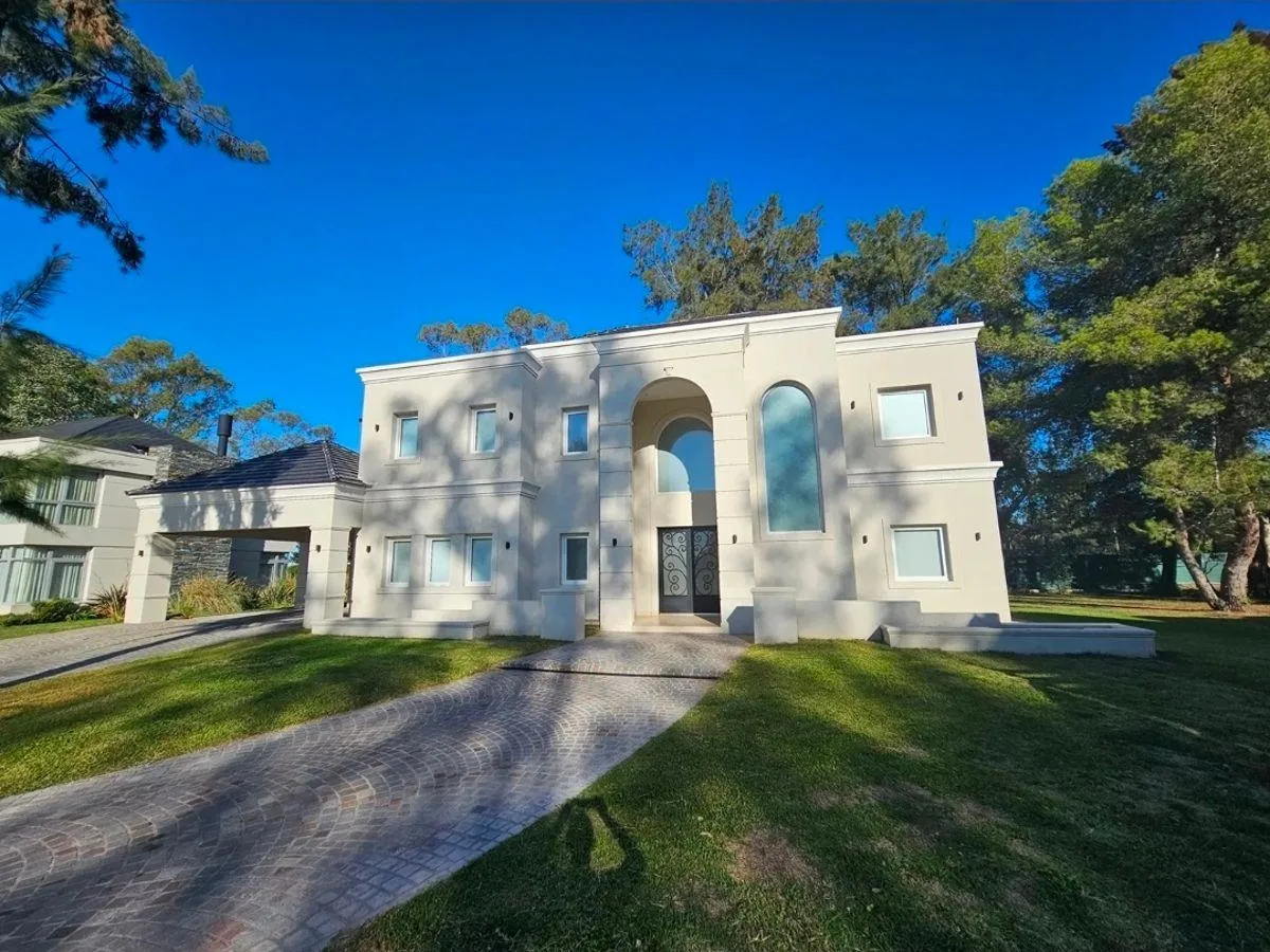 Casa en alquiler de 6 ambientes con pileta en Saint Thomas Oeste