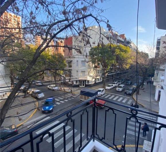Apartamento de 2 ambientes de frente com varanda em Caballito
