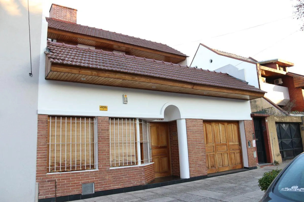 Uso Comercial Solamente. Hermosa Casa en El Centro de Versalles