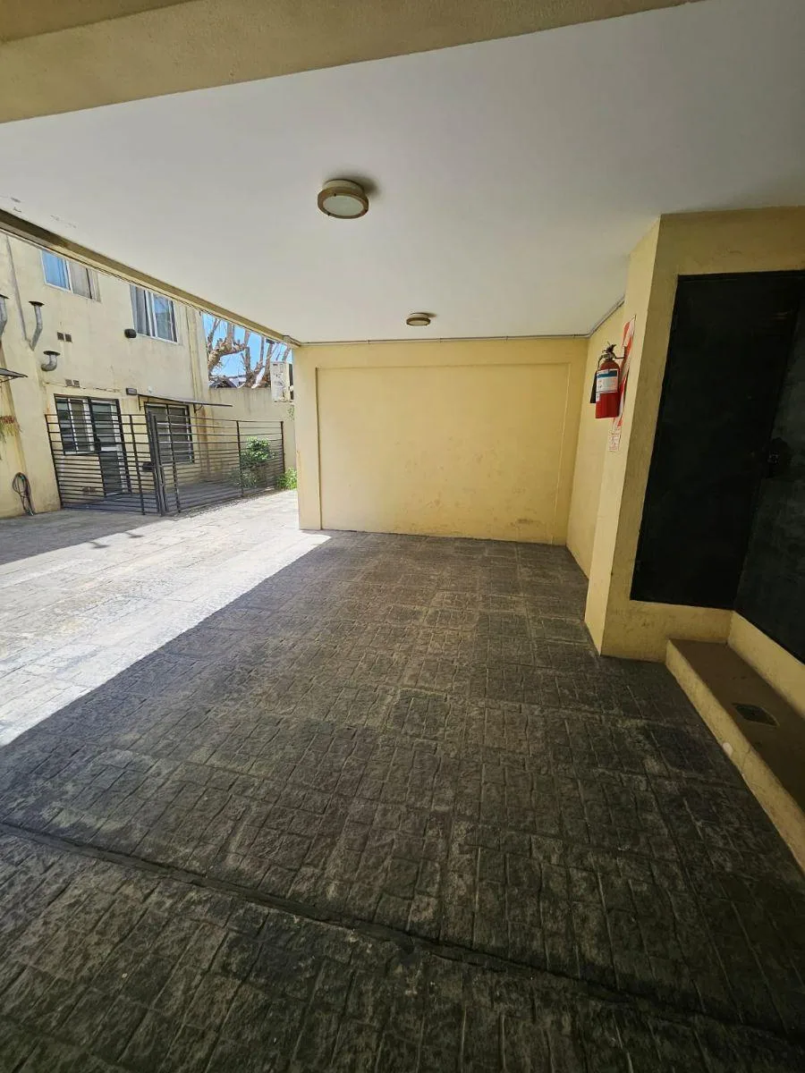 Two-room apartment with (assigned) covered parking in Banfield