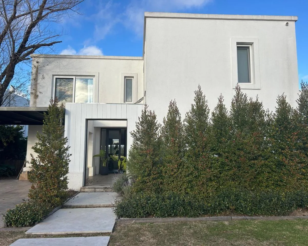 Four-bedroom modern house with lagoon frontage in Tigre
