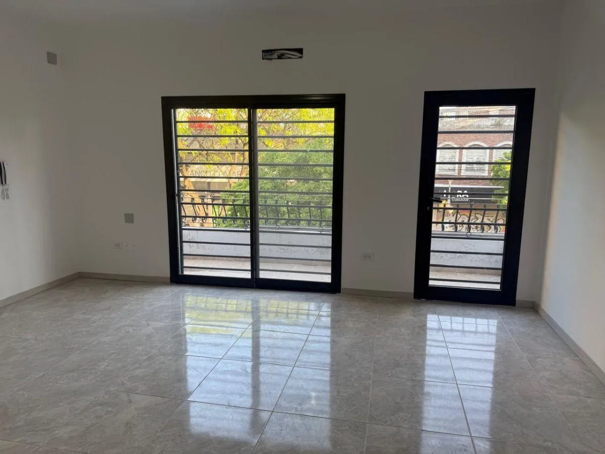 Salón Comercial en Primer Piso en Alquiler en Berazategui Centro