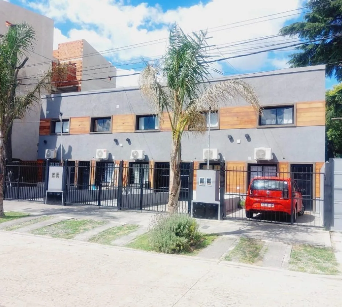 Duplex 2 quartos, pátio e vaga