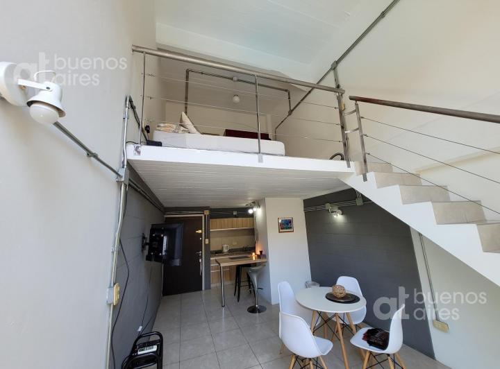 Apartamento duplex mobiliado com varanda e piscina em Boedo