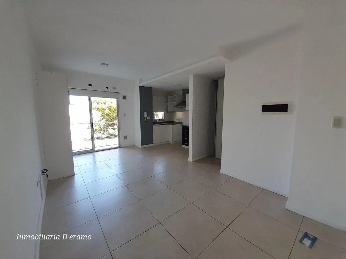 Monoambiente con balcón en Tres de Febrero