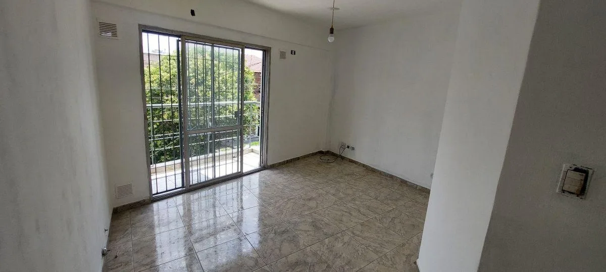 Apartamento de 2 ambientes com varanda em Lanús