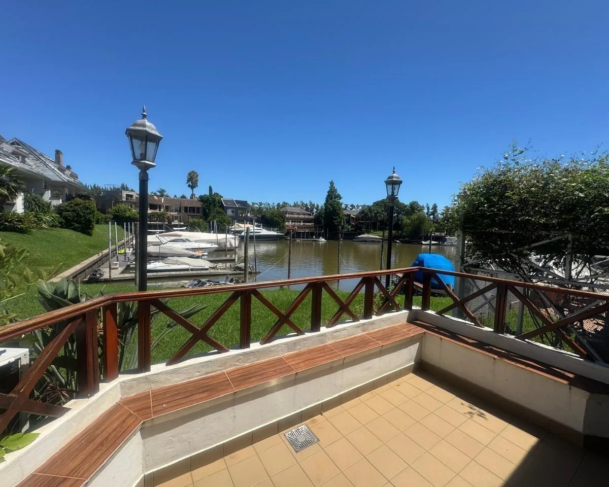 Ground-floor two-bedroom apartment in Victoria