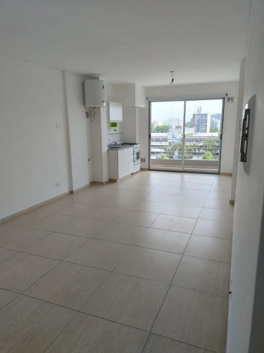 Monoambiente a estrenar frente en Caseros con bajas expensas