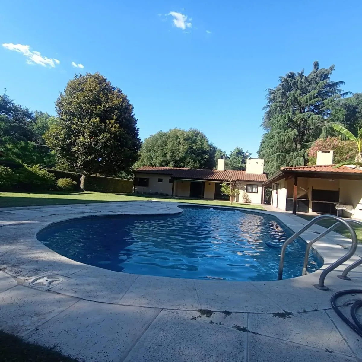 Casa com 3 dormitórios com piscina e vaga de garagem em José C. Paz