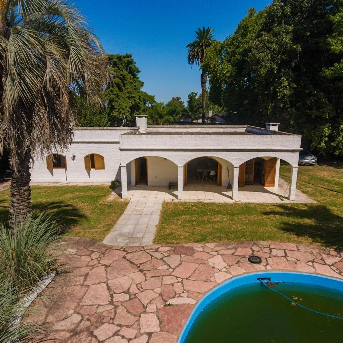 Colonial-style house in Villa Elisa