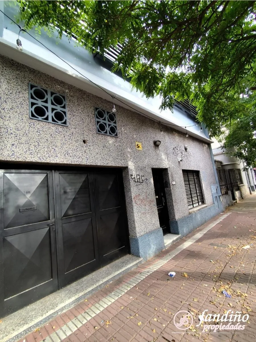 Two-storey house for professional use in Lomas de Zamora