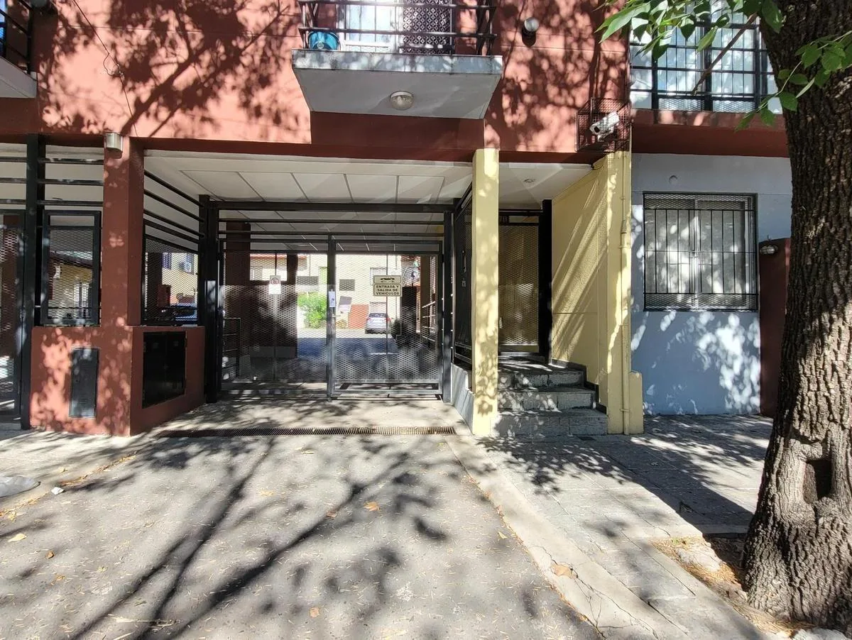 Departamento de 2 ambientes al frente en Morón