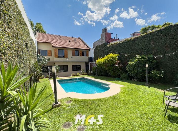 Casa con jardín, piscina y quincho independiente en Agronomía