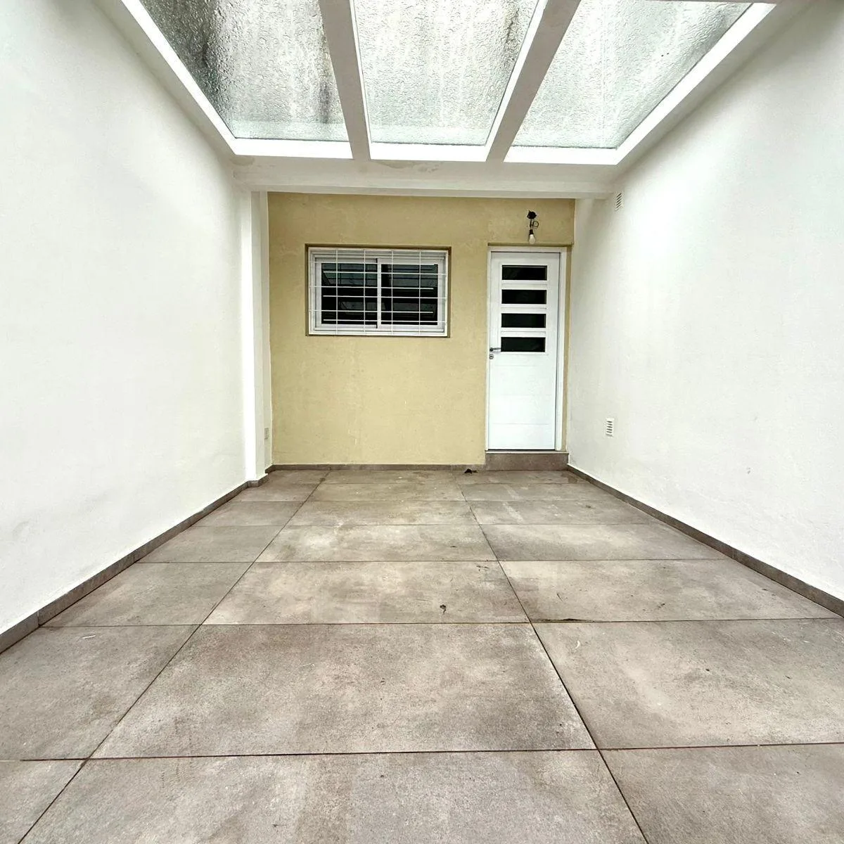 Casa en 2 plantas con terraza y 2 dormitorios en Morón