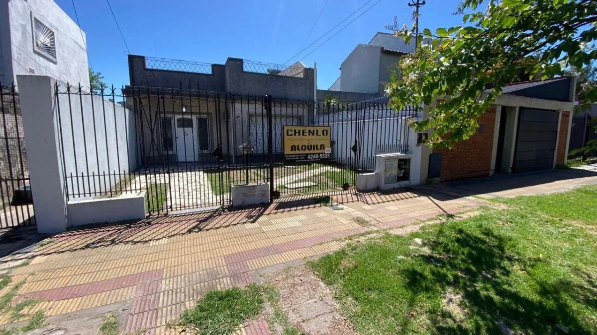 Casa tipo PH com 2 dormitórios em Lanús